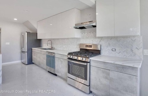 Oakhurst Apartment | 5 Bedroom 613338 by Houzlet