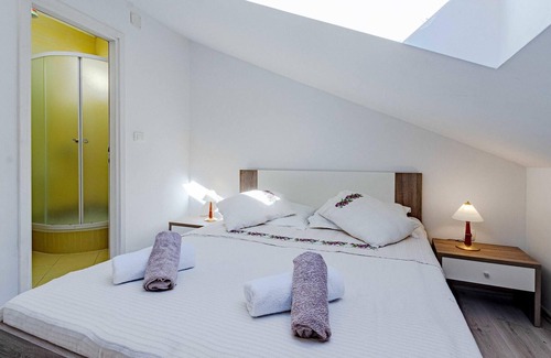 Cara House | 5 bedroom accommodation in Pupnat