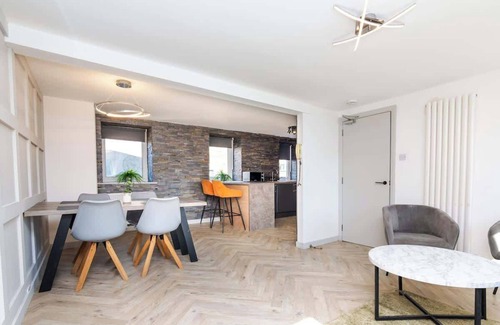 Galashiels Apartment | 5 Bedroom Apartment - Galashiels