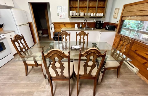 Bracebridge Cottage | 5 Bedroom Cottage in Muskoka. Beach, swimming, pool, boating available on site.