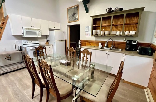 Bracebridge Cottage | 5 Bedroom Cottage in Muskoka. Beach, swimming, pool, boating available on site.