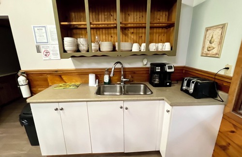 Bracebridge Cottage | 5 Bedroom Cottage in Muskoka. Beach, swimming, pool, boating available on site.