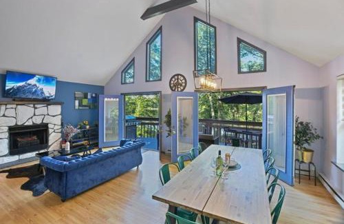 East Stroudsburg Villa | 5 Bedroom Cozy Retreat Lakefront