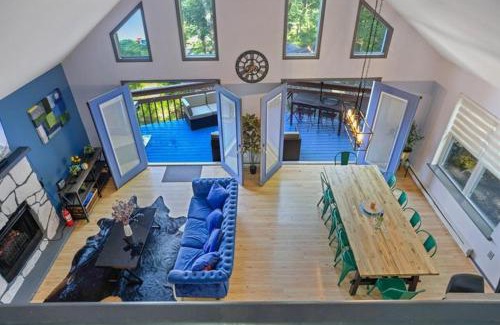 East Stroudsburg Villa | 5 Bedroom Cozy Retreat Lakefront