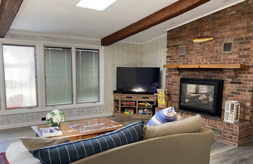 Cassopolis Cottage | 5 Bedroom Diamond Lake getaway!