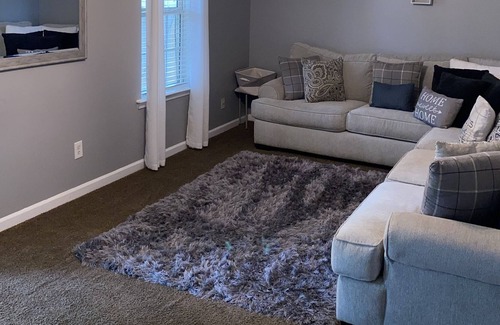 Riverdale House | 5 bedroom home 15 mins from Airport