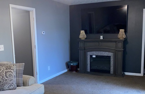 Riverdale House | 5 bedroom home 15 mins from Airport