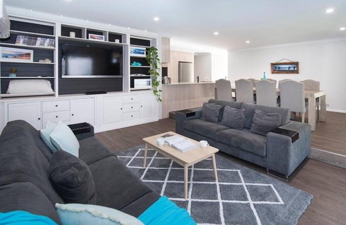 Geographe House | 5 Bedroom Home meters from the beach