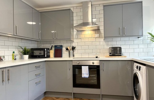 Madeley House | 5 Bedroom Home with Garden