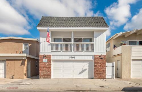 Santa Ana Heights House | 5 Bedroom Home with Pool Table steps to the Beach