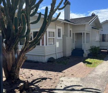 Mount Eden House | 5 Bedroom House A with 13 Beds including 6 Double Beds, 2 Single Beds, and 5 Sofa Beds
