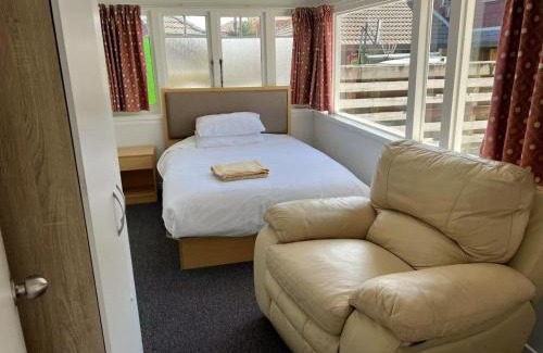Mount Eden House | 5 Bedroom House A with 13 Beds including 6 Double Beds, 2 Single Beds, and 5 Sofa Beds