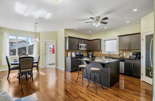 Northeast Edmonton House | 5 Bedroom House in McConachie, Near Anthony Henday, Sleeps 12, Backyard, Netflix, Free Parking