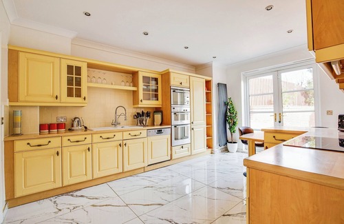 Stanmore House | 5 Bedroom House with Free Parking. Only 30 mins to Bond Street Station.