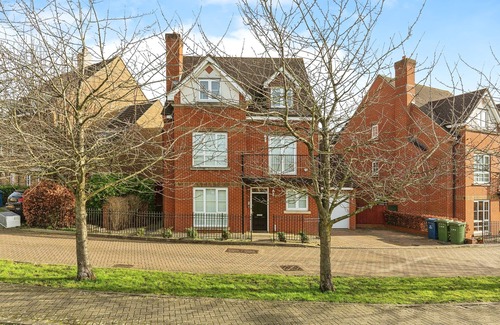 Stanmore House | 5 Bedroom House with Free Parking. Only 30 mins to Bond Street Station.