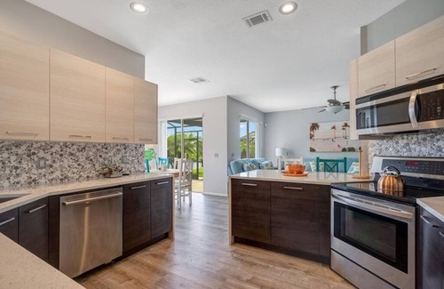 Sunset Lakes House | 5 bedroom lakefront home w/large private pool & spa - Close to WDW & Universal