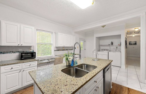 Pittsburgh House | 5 Bedroom, Large ATL House, Sleeps 12, Parking