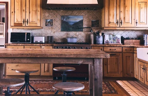 Malibu Cabin | 5-bedroom lodge in superb Malibu with AC, WiFi,mountain and ocean views!
