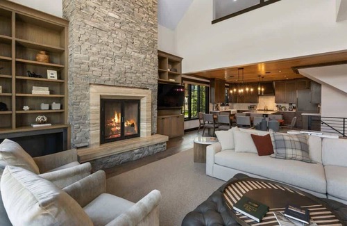 Big Sky House | 5 Bedroom Luxury Hillside Retreat in Big Sky