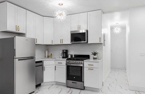 East Flatbush House | 5 Bedroom, no steps, Huge outdoor space, by train!