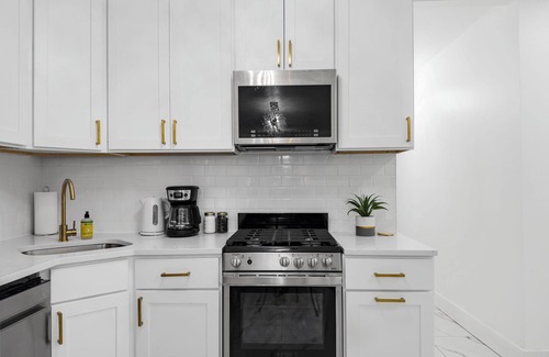 East Flatbush House | 5 Bedroom, no steps, Huge outdoor space, by train!
