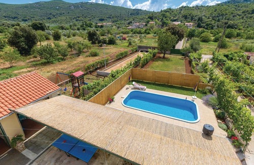 Banj House | 5 bedroom pet friendly home in Banj