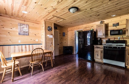 Au Train House | 5 bedroom pet friendly lake view cabin