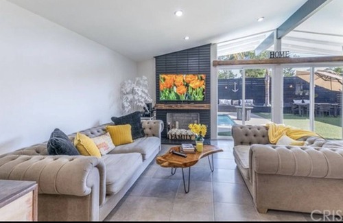 Winnetka House | 5 Bedroom Retreat Home with Entertaining Backyard and Pool