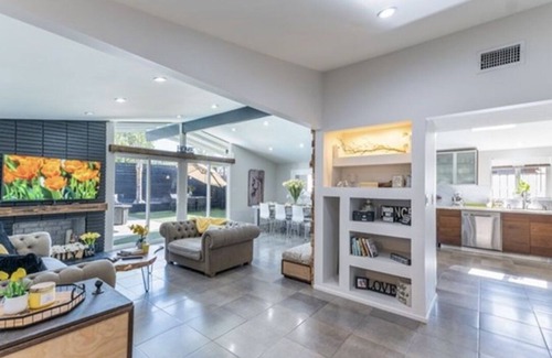 Winnetka House | 5 Bedroom Retreat Home with Entertaining Backyard and Pool