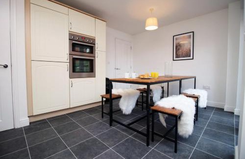 Newport Apartment | 5 bedroom sleeps 10 | City Centre Newport
