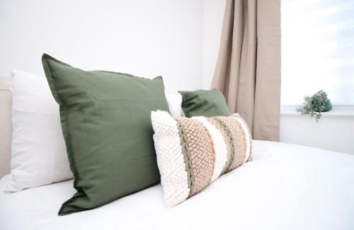 Newport Apartment | 5 bedroom sleeps 10 | City Centre Newport