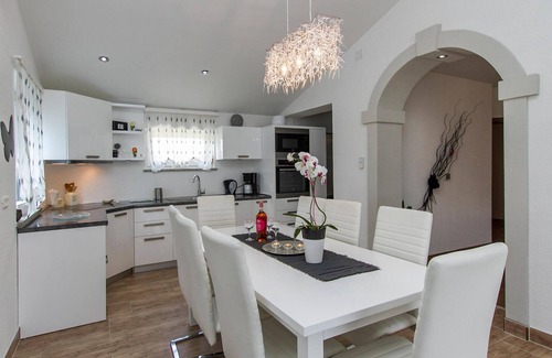 Nedescina House | 5 bedroom stunning home in Nedescina