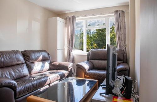 Basildon Apartment | 5 bedroom with Prking