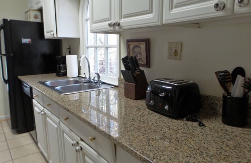 Bogart House | 5 bedrooms/10 beds Beautiful Lake view! Long term and Monthly rentals Welcome!