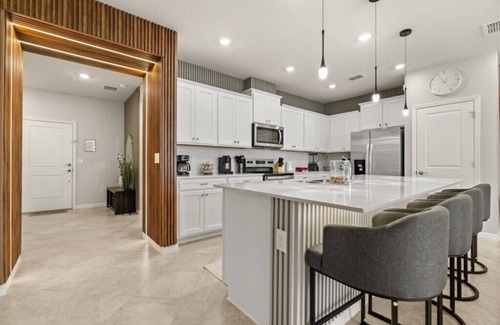Four Corners House | 5 Bedrooms/4.5 Bathrooms/Windsor Cay (16125PF)