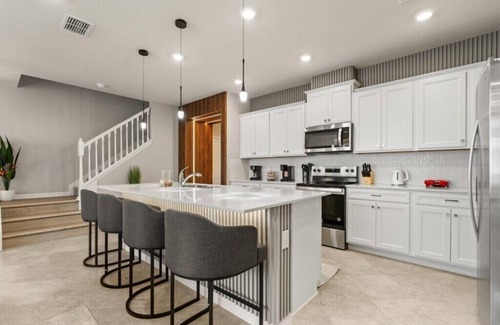 Four Corners House | 5 Bedrooms/4.5 Bathrooms/Windsor Cay (16125PF)