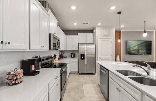 Four Corners House | 5 Bedrooms/4.5 Bathrooms/Windsor Cay (16125PF)