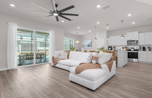 Four Corners House | 5 Bedrooms/4 Bathrooms/Windsor Cay (1265 ER)