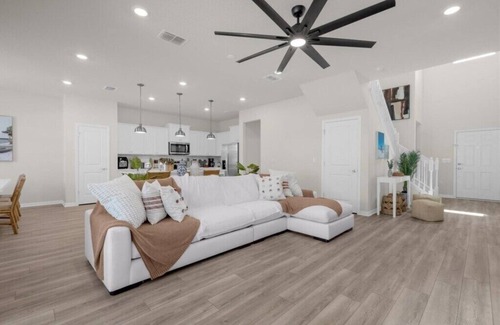 Four Corners House | 5 Bedrooms/4 Bathrooms/Windsor Cay (1265 ER)