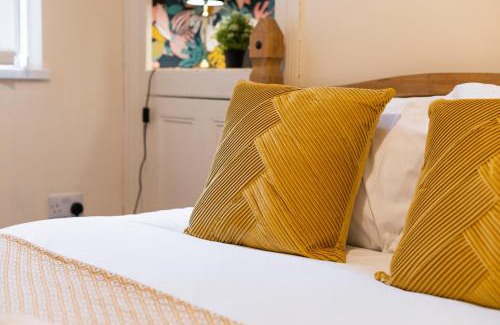 Uplands Apartment | 5 Bedrooms 4 Double rooms Smart Tv's in all rooms