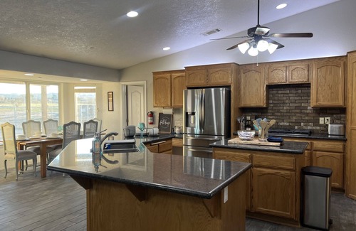Apple Valley House | 5 bedrooms, 5 private Acres, Stargazing, bonfires, sunsets, serene desert ranch.