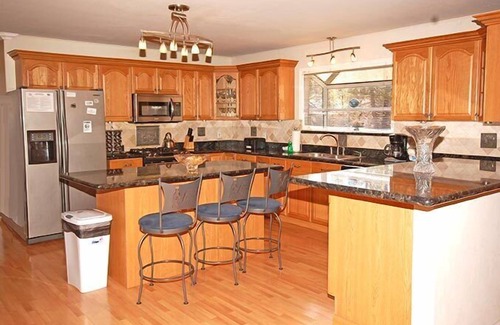 Tahoe Island House | 5 Bedrooms Sleeping 11 with Hot Tub - Great Location, Good Rates! 917T~