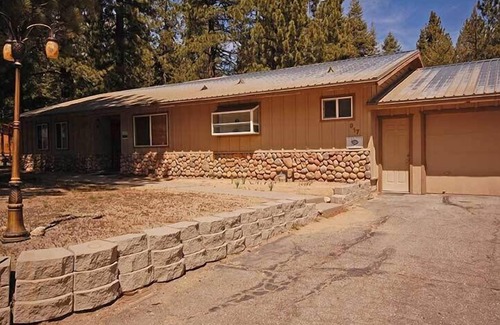 Tahoe Island House | 5 Bedrooms Sleeping 11 with Hot Tub - Great Location, Good Rates! 917T~