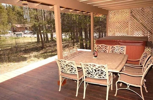 Tahoe Island House | 5 Bedrooms Sleeping 11 with Hot Tub - Great Location, Good Rates! 917T~