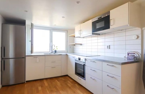 Kyrkbyn Apartment | 5 Beds - For Workers - Parking lot - Near Volvo