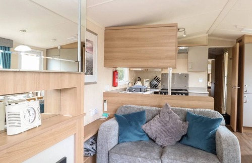 Hopton Apartment | 5 Berth 3 Bedroom Caravan Holiday Home in Fritton