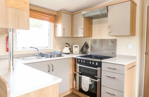 Hopton Apartment | 5 Berth 3 Bedroom Caravan Holiday Home in Fritton