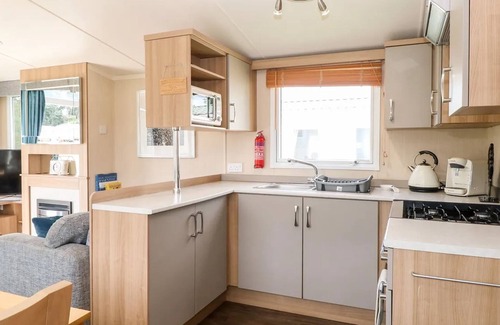 Hopton Apartment | 5 Berth 3 Bedroom Caravan Holiday Home in Fritton