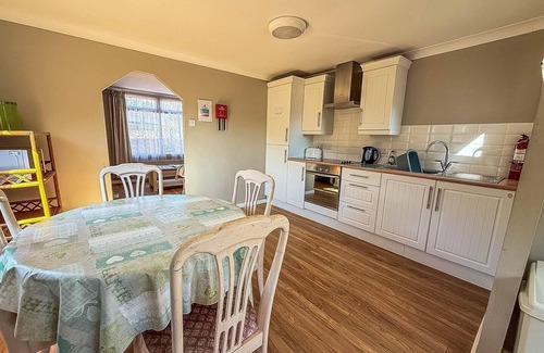 Hunstanton Cabin | 5 berth dog friendly lodge in Hunstanton by the beach ref 13015RN