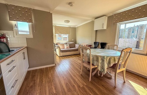 Hunstanton Cabin | 5 berth dog friendly lodge in Hunstanton by the beach ref 13015RN